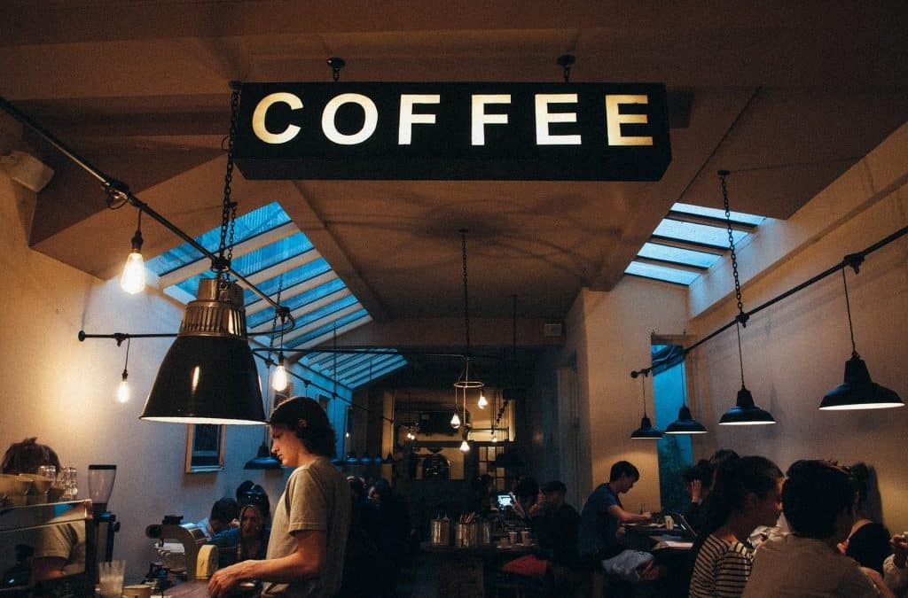 Los beneficios de la nueva tendencia de aprender inglés en un café de tu ciudad